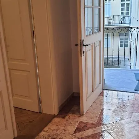 Private In Shared Luxurious Palace Like With 2 Bathrooms Including Whirlpool And Virtual Reality