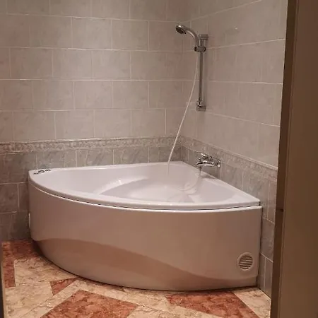 Private In Shared Luxurious Palace Like With 2 Bathrooms Including Whirlpool And Virtual Reality Pensionat *