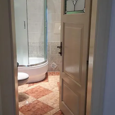 Pensionat Private In Shared Luxurious Palace Like With 2 Bathrooms Including Whirlpool And Virtual Reality *